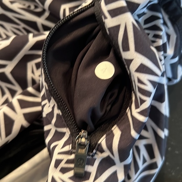 Lululemon Tracker Short Posey Miss Mosaic SZ 4 - Picture 6 of 6